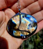 Labradorit prívesok na platničke z chir.ocele – Obrázok 2