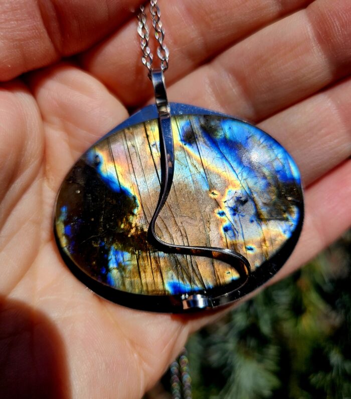 Labradorit prívesok na platničke z chir.ocele – Obrázok 2