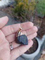 Turmalín čierny prívesok surový zlatý č.5 – Obrázok 2