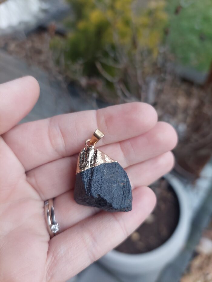 Turmalín čierny prívesok surový zlatý č.5 – Obrázok 2