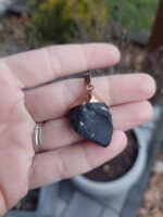 Turmalín čierny prívesok surový zlatý č.2