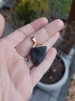 Turmalín čierny prívesok surový zlatý č.2 – Obrázok 2