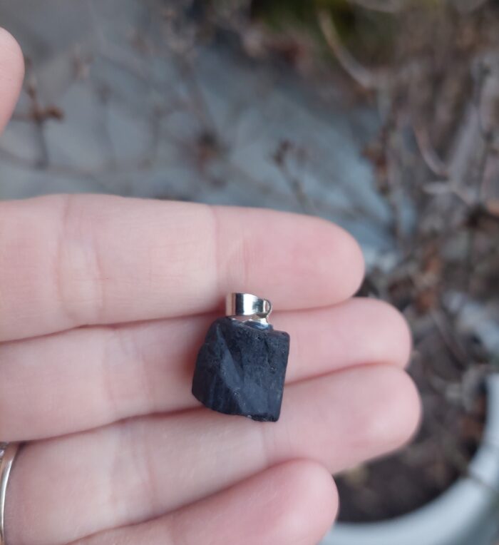 Turmalín čierny prívesok surový – Obrázok 2