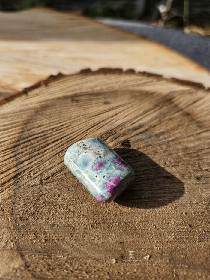 Rubín Zoisit leštený č.8 – Obrázok 2