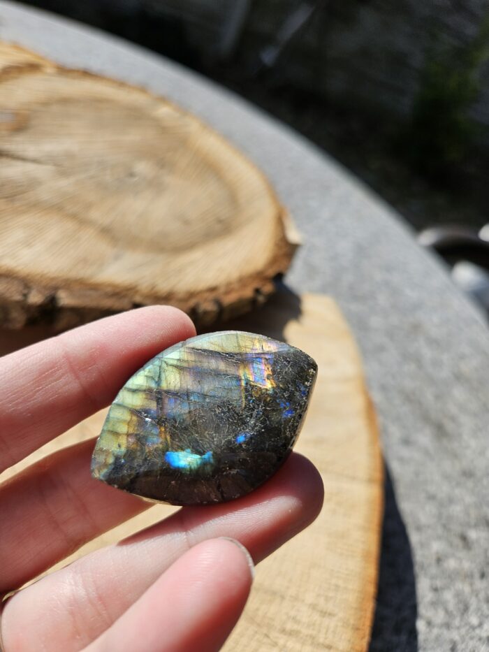 Labradorit leštený KABOŠON č.5 – Obrázok 2