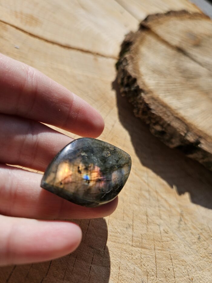 Labradorit leštený KABOŠON č.6 – Obrázok 2