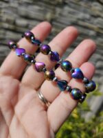 Hematit dúhový náramok 8mm + srdiečko – Obrázok 2