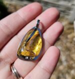 Jantár prívesok na platničke z chir.ocele č.2