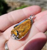 Jantár prívesok na platničke z chir.ocele č.2 – Obrázok 2