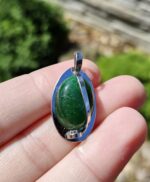 Jadeit zelený prívesok na platničke z chir.ocele