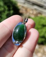 Jadeit zelený prívesok na platničke z chir.ocele – Obrázok 2