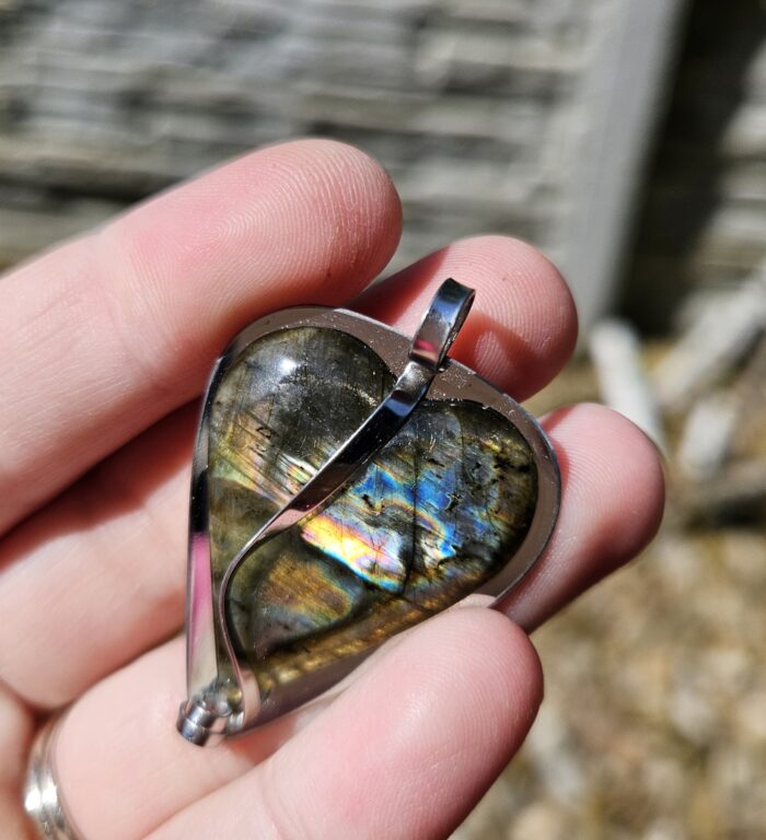 Labradorit prívesok na platničke z chir.ocele  č.1 – Obrázok 2