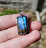 Labradorit prívesok na platničke z chir.ocele č.2