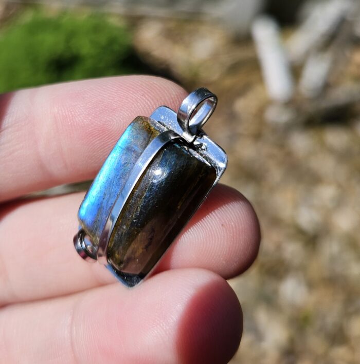 Labradorit prívesok na platničke z chir.ocele č.2 – Obrázok 2