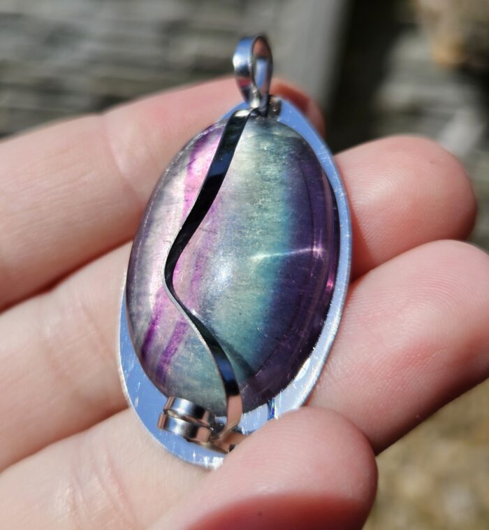 Fluorit prívesok na platničke z chir.ocele – Obrázok 2