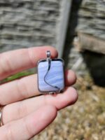 Chalcedón modrý prívesok na platničke z chir.ocele č.1