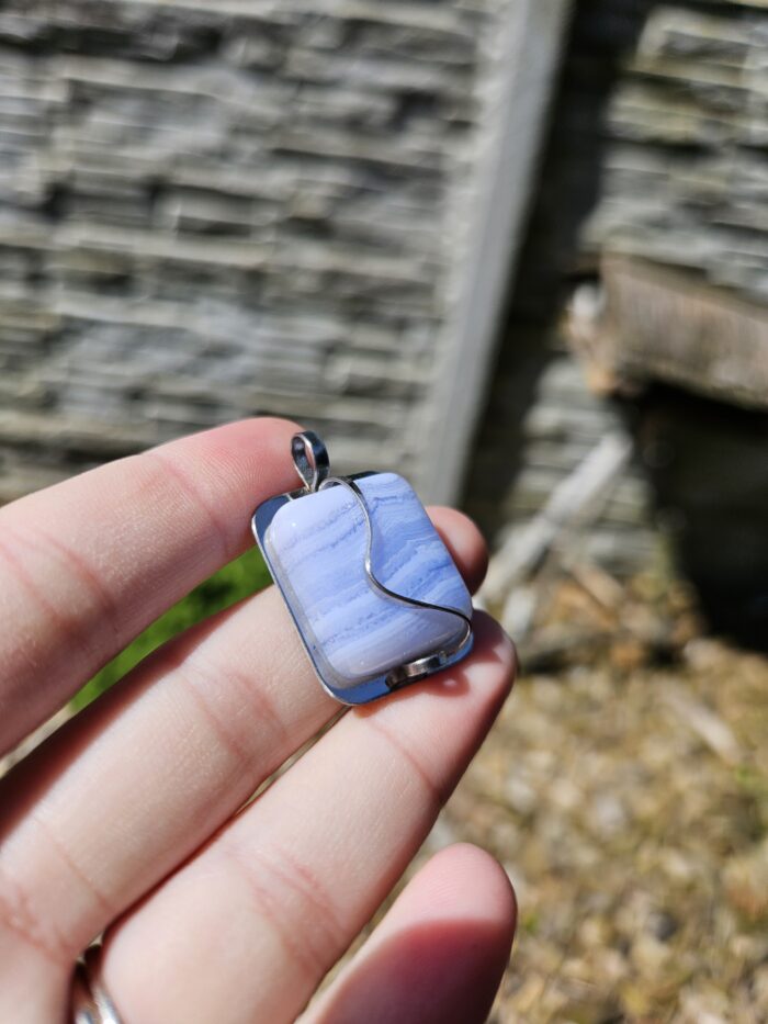 Chalcedón modrý prívesok na platničke z chir.ocele č.1 – Obrázok 2