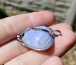 Chalcedón modrý prívesok na platničke z chir.ocele č.2 – Obrázok 2