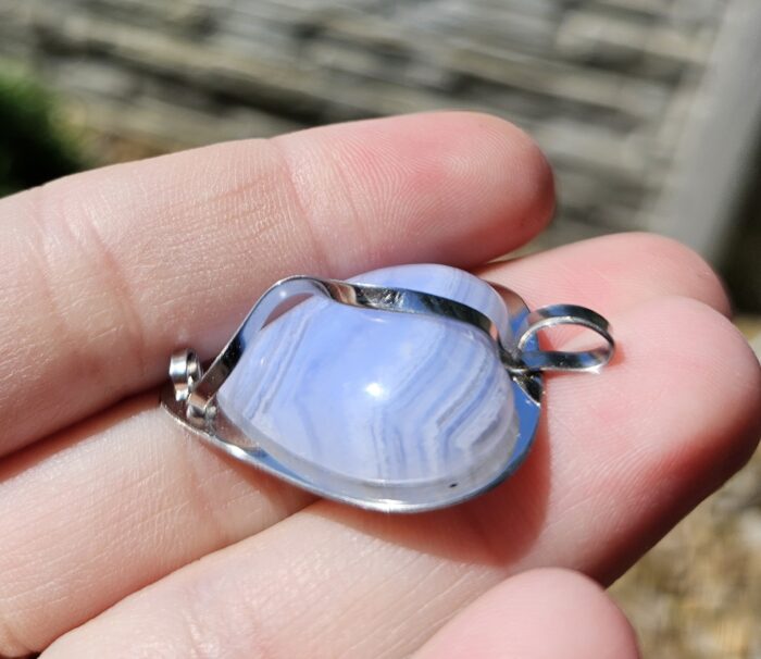 Chalcedón modrý prívesok na platničke z chir.ocele č.2 – Obrázok 2