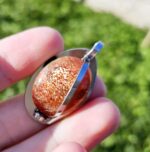 Slnečný kameň prívesok na platničke chir.oceľ