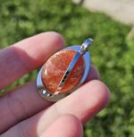 Slnečný kameň prívesok na platničke chir.oceľ – Obrázok 2