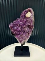 Ametyst AAA matná drúza s Kalcitom na čiernom stojane 2,46kg (otočný stojan)