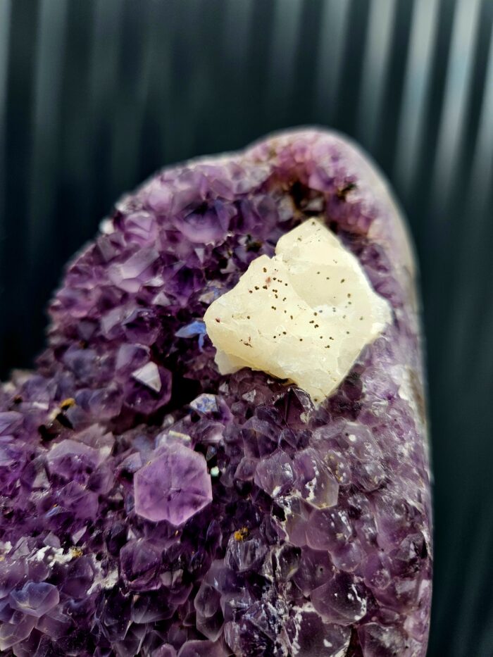 Ametyst AAA matná drúza s Kalcitom na čiernom stojane 2,46kg (otočný stojan) – Obrázok 2