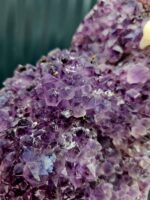 Ametyst AAA matná drúza s Kalcitom na čiernom stojane 2,46kg (otočný stojan) – Obrázok 3