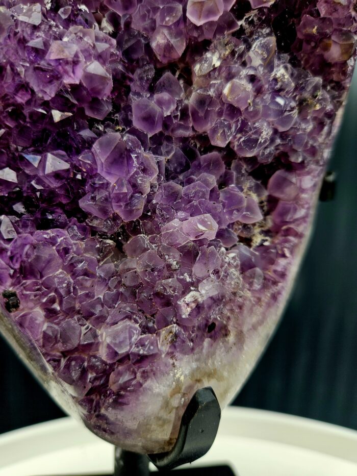 Ametyst AAA matná drúza s Kalcitom na čiernom stojane 2,46kg (otočný stojan) – Obrázok 4