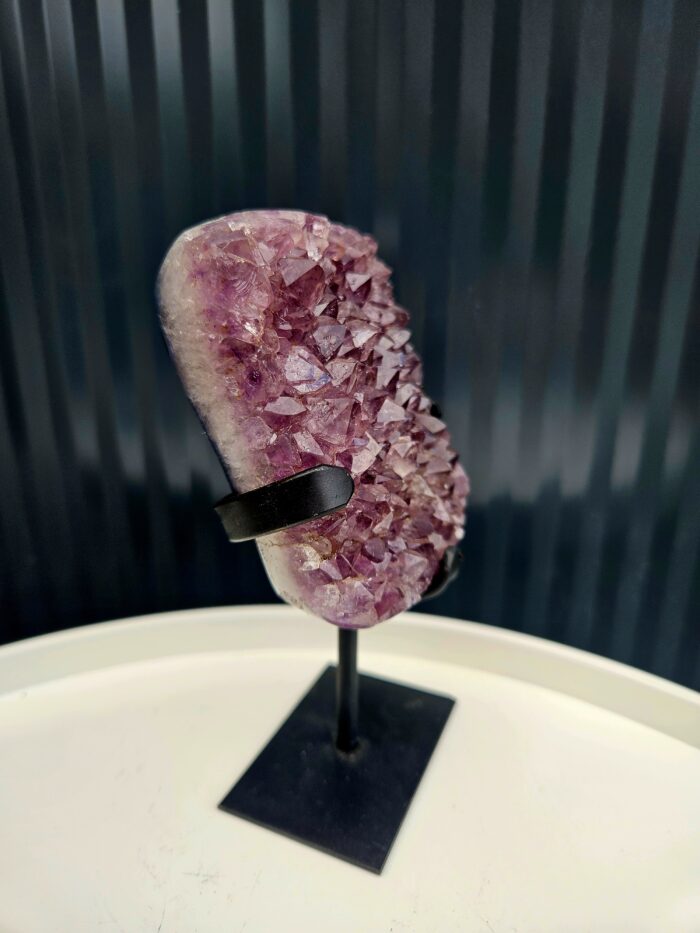 Ametyst AAA drúza na čiernom stojane 0,65kg – Obrázok 3