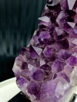 Ametyst AAA drúza na čiernom stojane 2,24kg – Obrázok 8