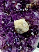 Ametyst zbierkový AAA drúza s Kalcitom na čiernom stojane 2,34kg – Obrázok 2