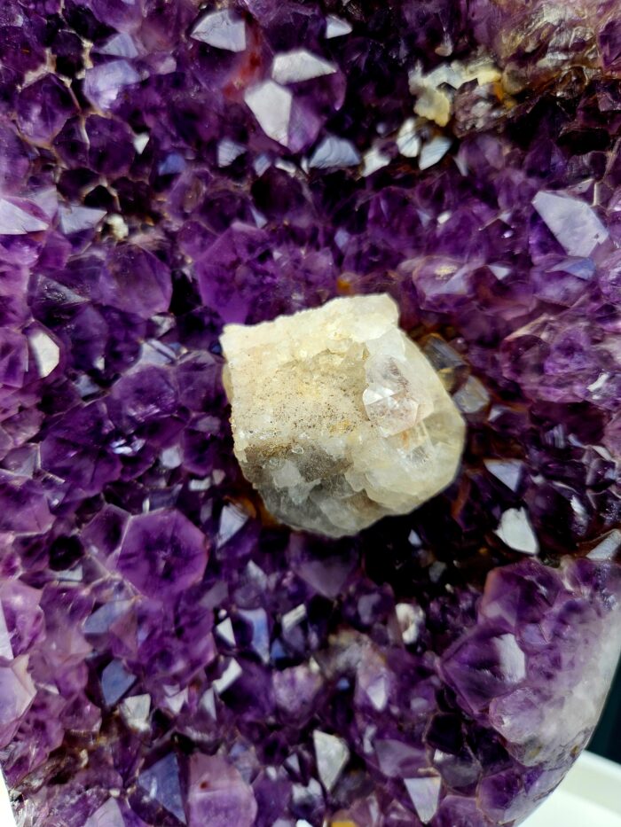 Ametyst zbierkový AAA drúza s Kalcitom na čiernom stojane 2,34kg – Obrázok 2