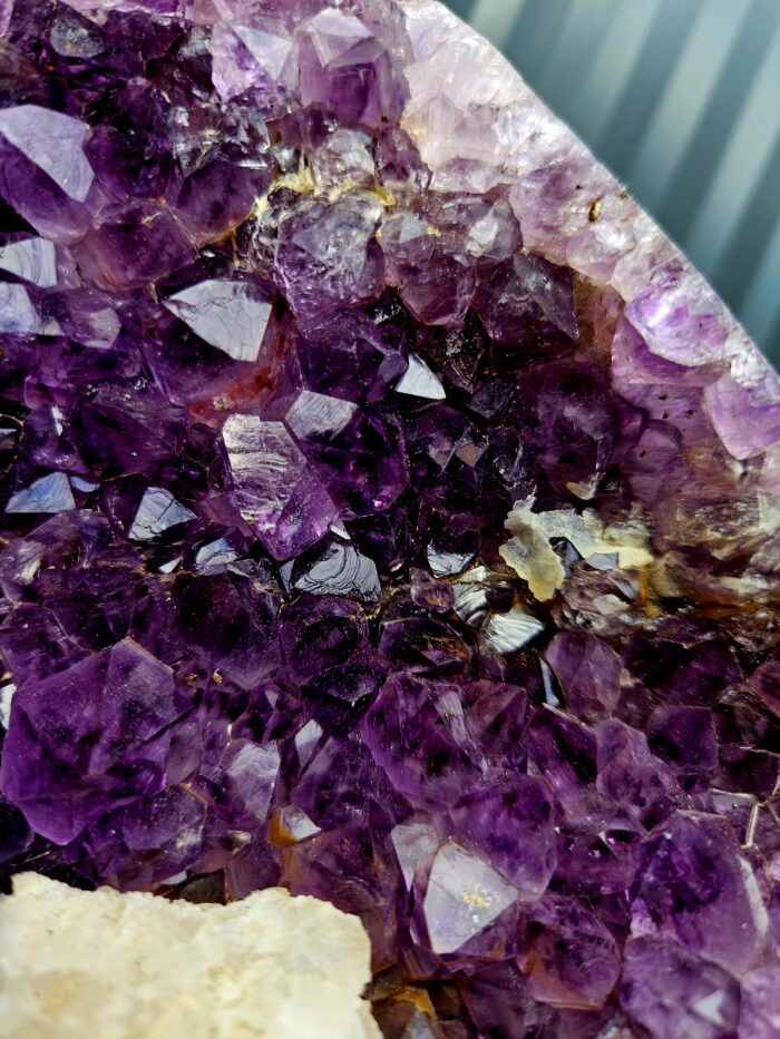 Ametyst zbierkový AAA drúza s Kalcitom na čiernom stojane 2,34kg – Obrázok 3