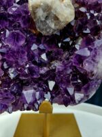 Ametyst zbierkový AAA drúza s Kalcitom na čiernom stojane 2,34kg – Obrázok 4