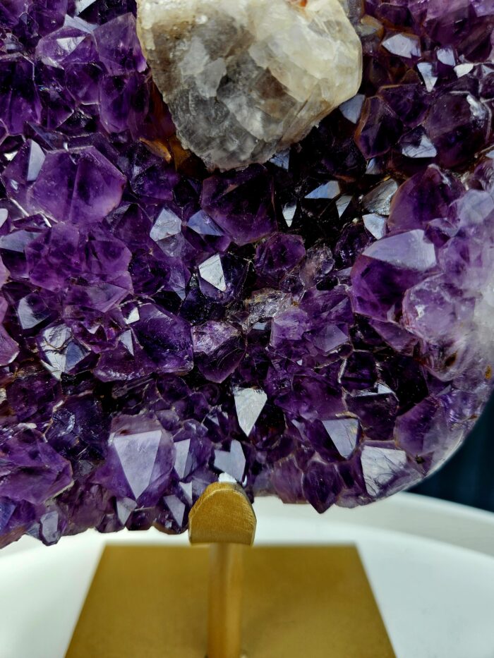 Ametyst zbierkový AAA drúza s Kalcitom na čiernom stojane 2,34kg – Obrázok 4