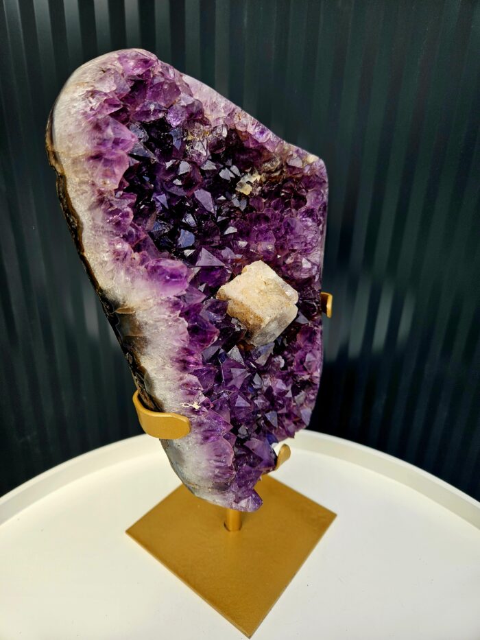 Ametyst zbierkový AAA drúza s Kalcitom na čiernom stojane 2,34kg – Obrázok 6