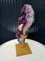 Ametyst zbierkový AAA drúza s Kalcitom na čiernom stojane 2,34kg – Obrázok 7