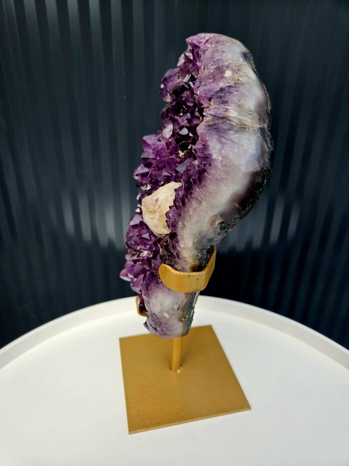 Ametyst zbierkový AAA drúza s Kalcitom na čiernom stojane 2,34kg – Obrázok 7