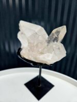 Krištáľová drúza na čiernom stojane 0,74kg – Obrázok 3