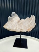 Krištáľová drúza na čiernom stojane 1,26kg