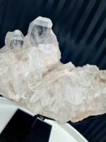 Krištáľová drúza na čiernom stojane 1,26kg – Obrázok 2