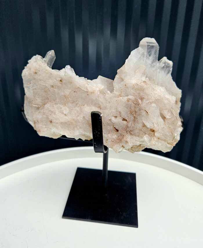 Krištáľová drúza na čiernom stojane 1,26kg – Obrázok 4