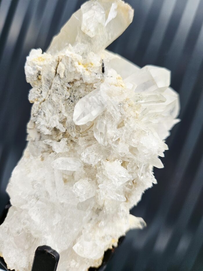 Krištáľová drúza na čiernom stojane 0,6kg – Obrázok 2