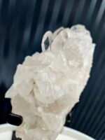 Krištáľová drúza na čiernom stojane 0,84kg – Obrázok 2