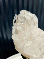 Krištáľová drúza na čiernom stojane 0,84kg – Obrázok 3