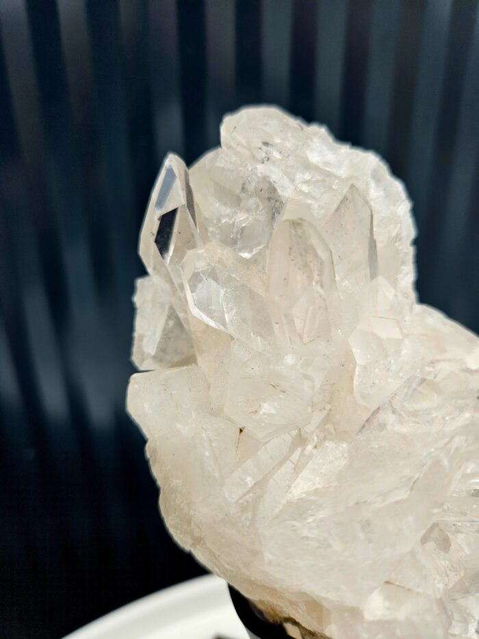 Krištáľová drúza na čiernom stojane 0,84kg – Obrázok 3