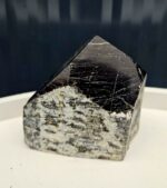 Turmalín čierny obelisk surový/leštený kg 0,20kg