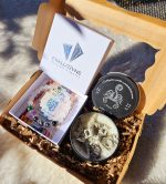 Sviečka + náramok znamenie ŠKORPIÓN v darčekovej krabičke