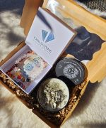 Sviečka + náramok znamenie LEV v darčekovej krabičke